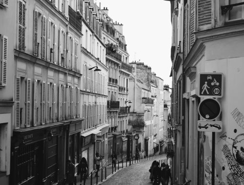 découvrez une sélection captivante de podcasts français couvrant divers sujets, de la culture à l'actualité, pour écouter et apprendre partout.